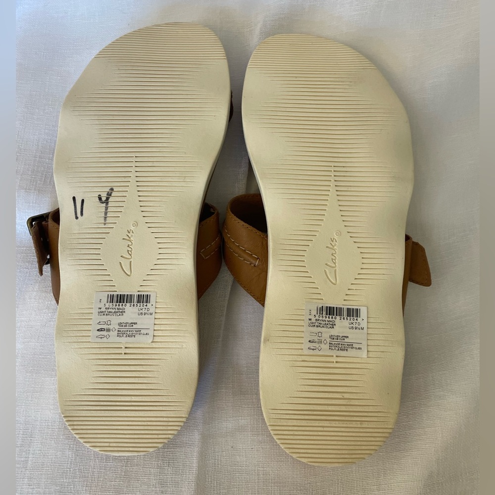 Woman’s Clarks Brynn Medi light brown thong sandals Size 9.5 - Picture 4 of 4